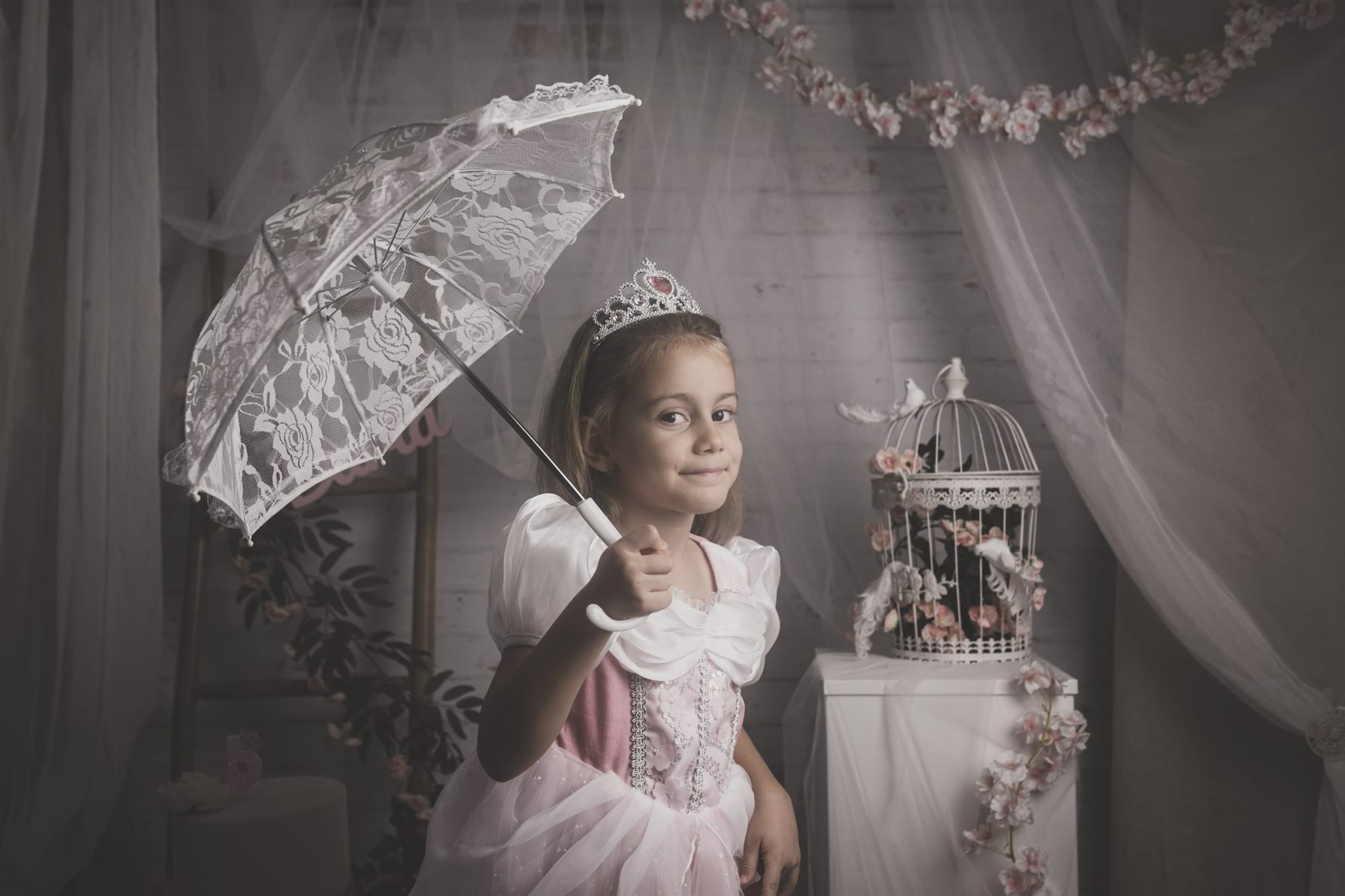 Copil la ședința foto de aniversare, decor tematic în studio — Oradea (37)