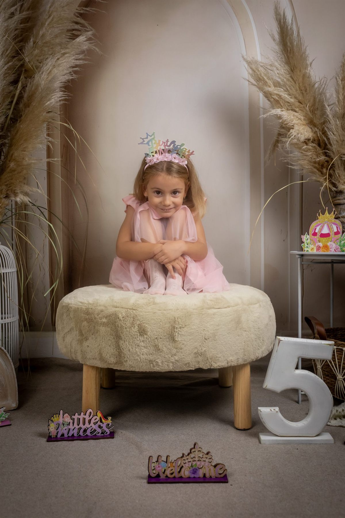 Ședință foto de aniversare cu decor tematic, copil zâmbind — studio Oradea (38)