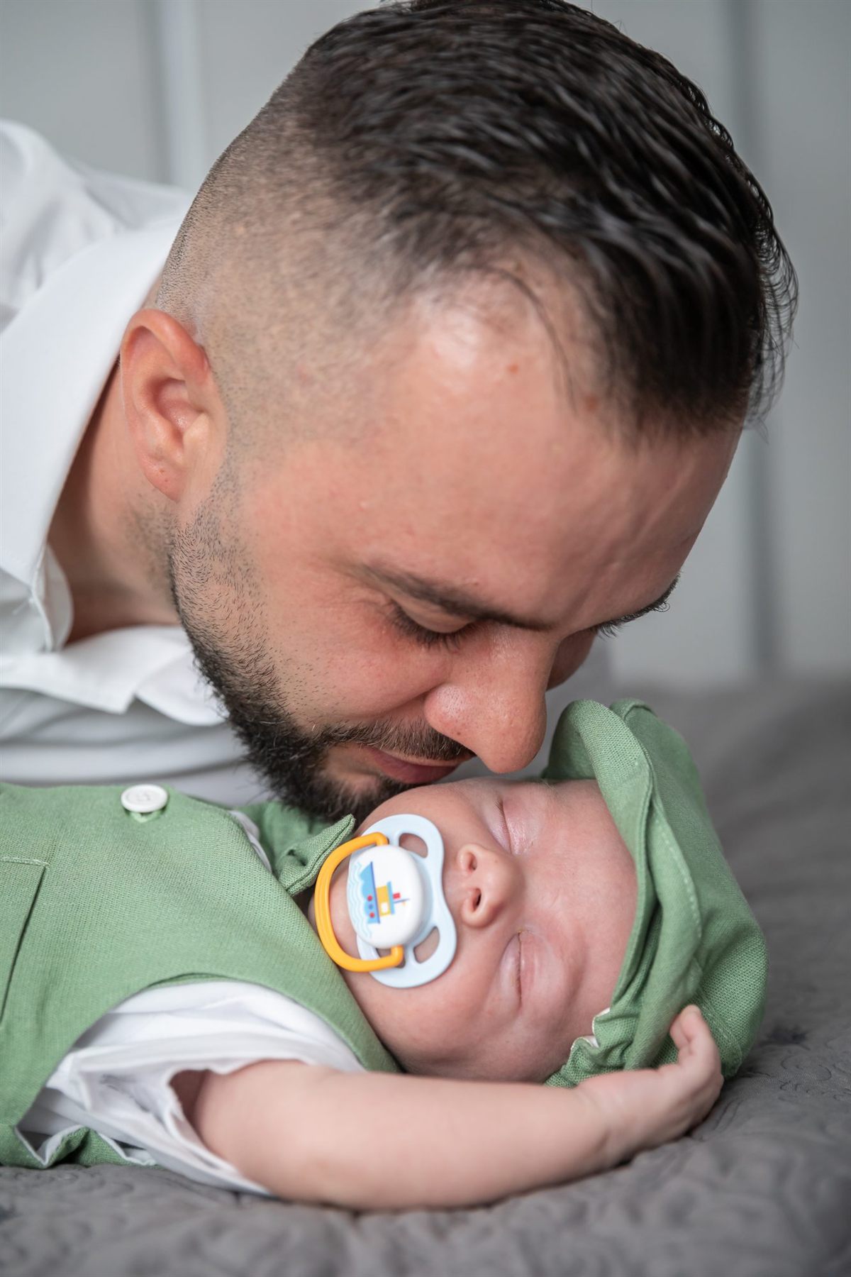 Moment din ziua botezului, fotografiat discret — fotograf botez Oradea (24)