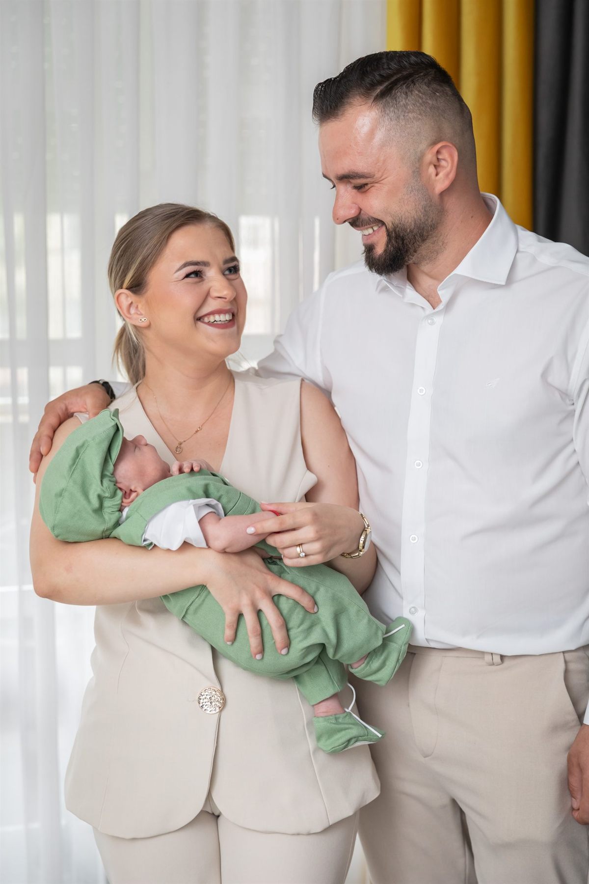 Copil în hăinuțe albe de botez — ședință foto botez, Oradea (27)