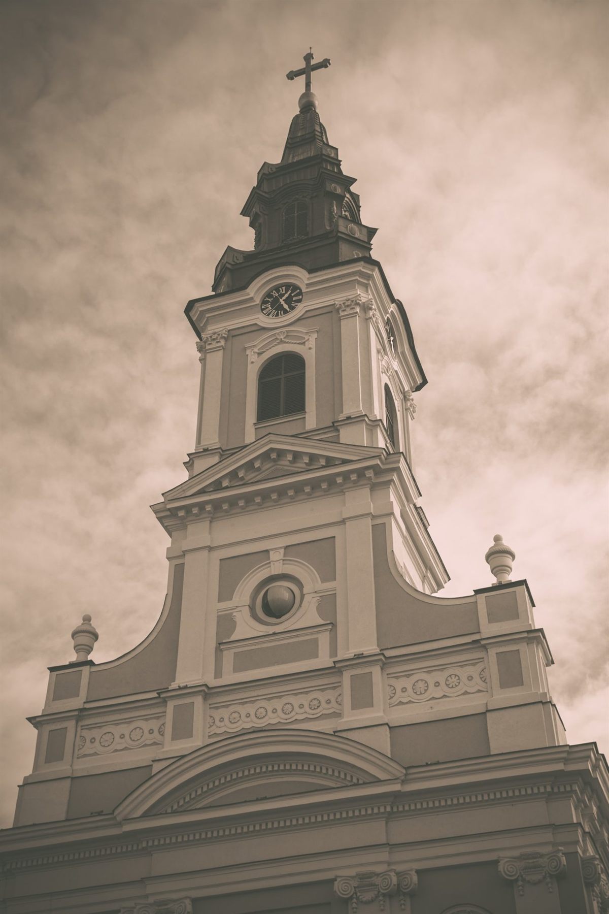Moment din ziua botezului, fotografiat discret — fotograf botez Oradea (45)