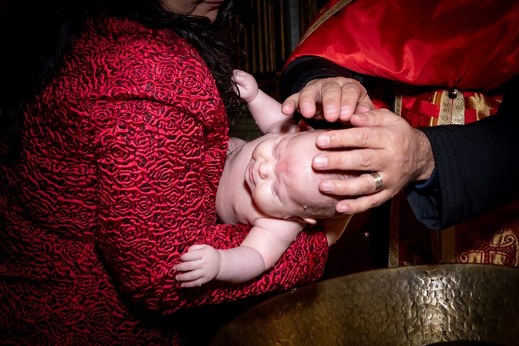 Moment din ziua botezului, fotografiat discret — fotograf botez Oradea (46)