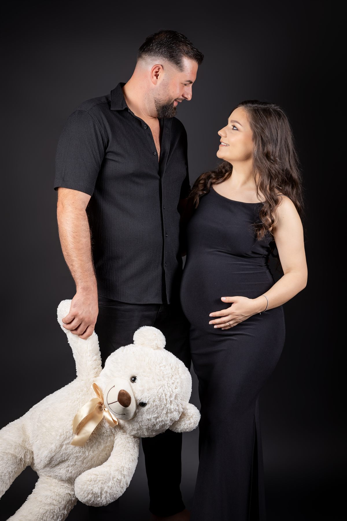 Portret de sarcină în rochie lungă, lumină blândă — fotograf maternitate Bihor (3)