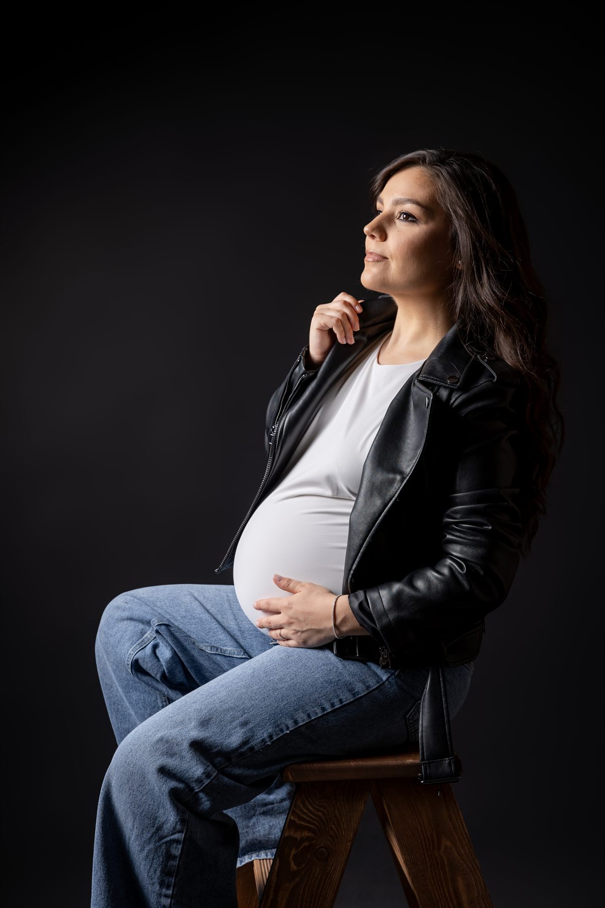 Detaliu cu mâinile pe burtică — ședință foto de maternitate, studio Oradea (5)