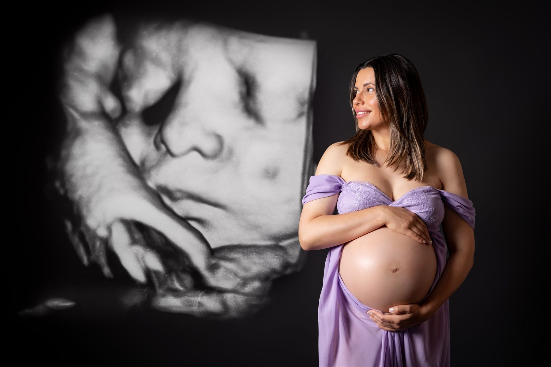 Detaliu cu mâinile pe burtică — ședință foto de maternitate, studio Oradea (7)