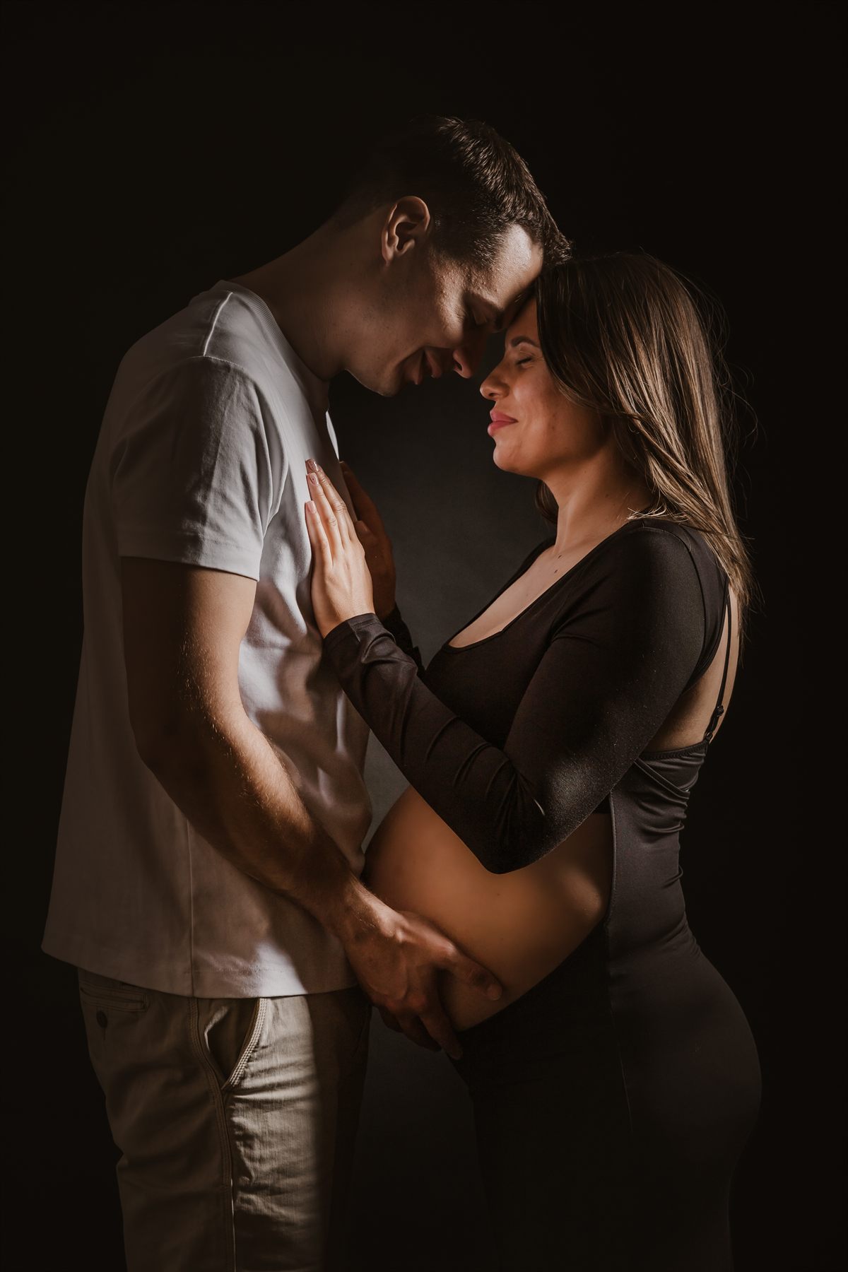 Cuplu așteptând un copil, portret de studio — fotografie de maternitate în Oradea (8)