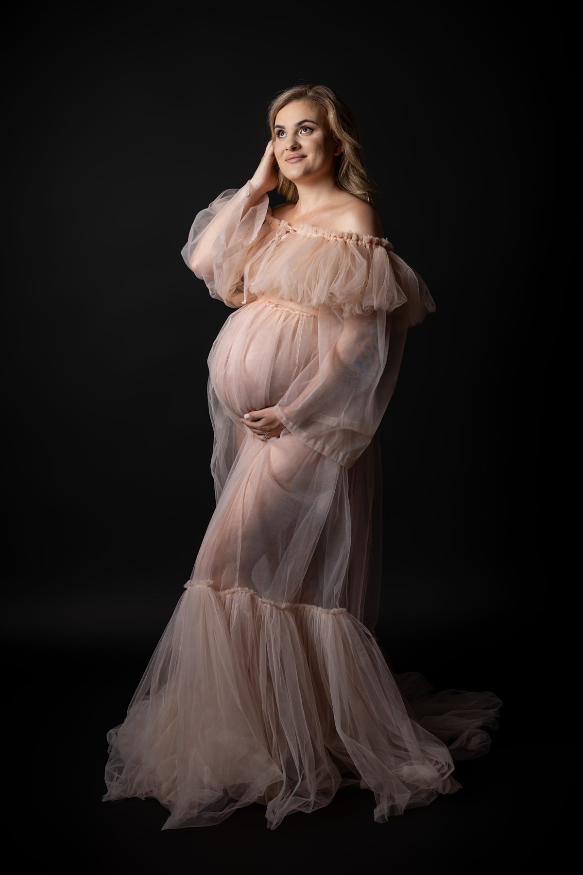 Detaliu cu mâinile pe burtică — ședință foto de maternitate, studio Oradea (9)