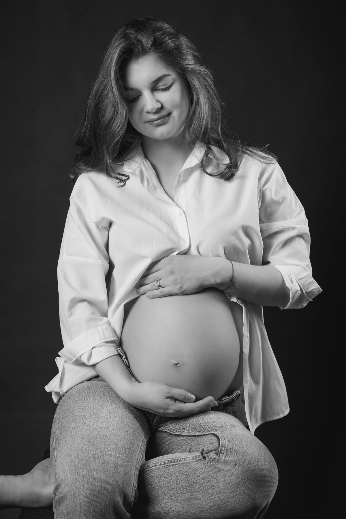 Portret de sarcină în rochie lungă, lumină blândă — fotograf maternitate Bihor (10)