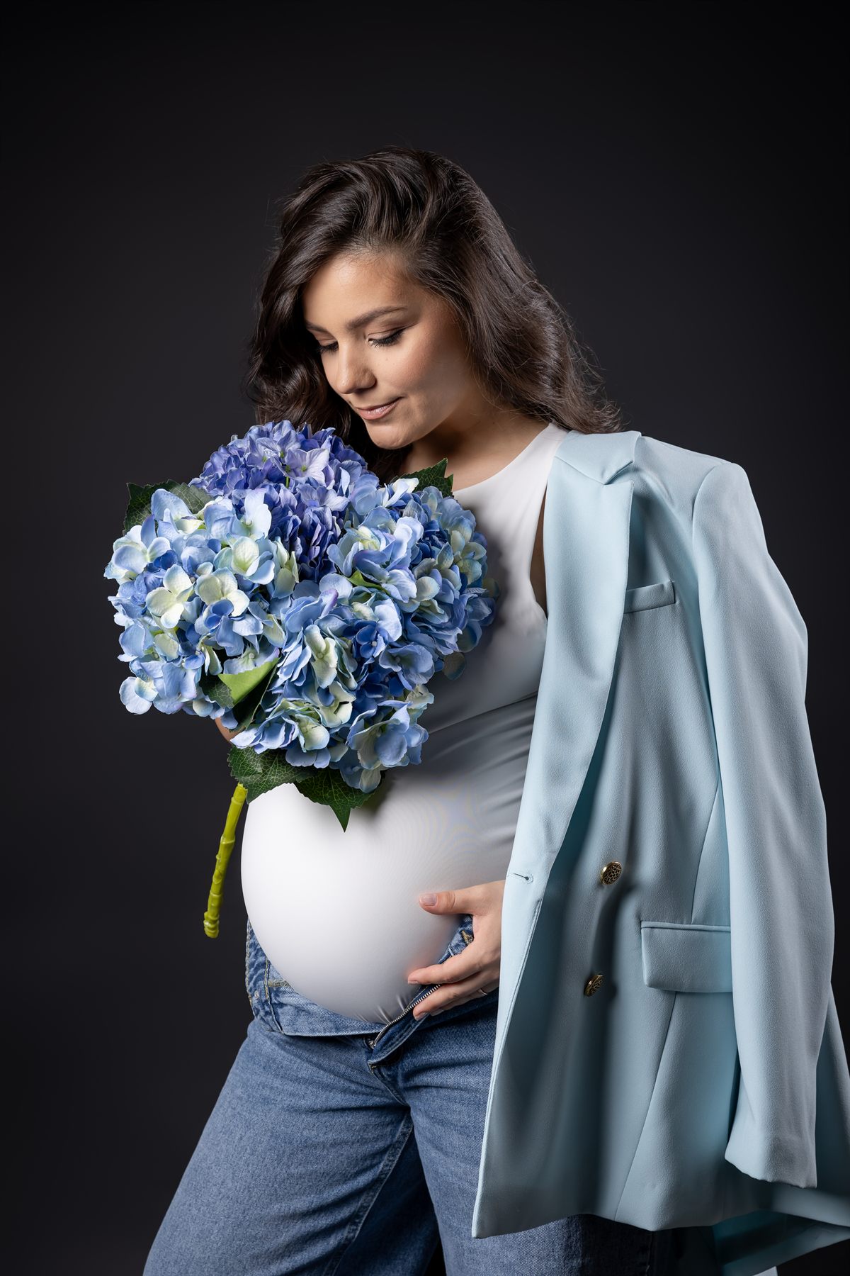 Cuplu așteptând un copil, portret de studio — fotografie de maternitate în Oradea (13)