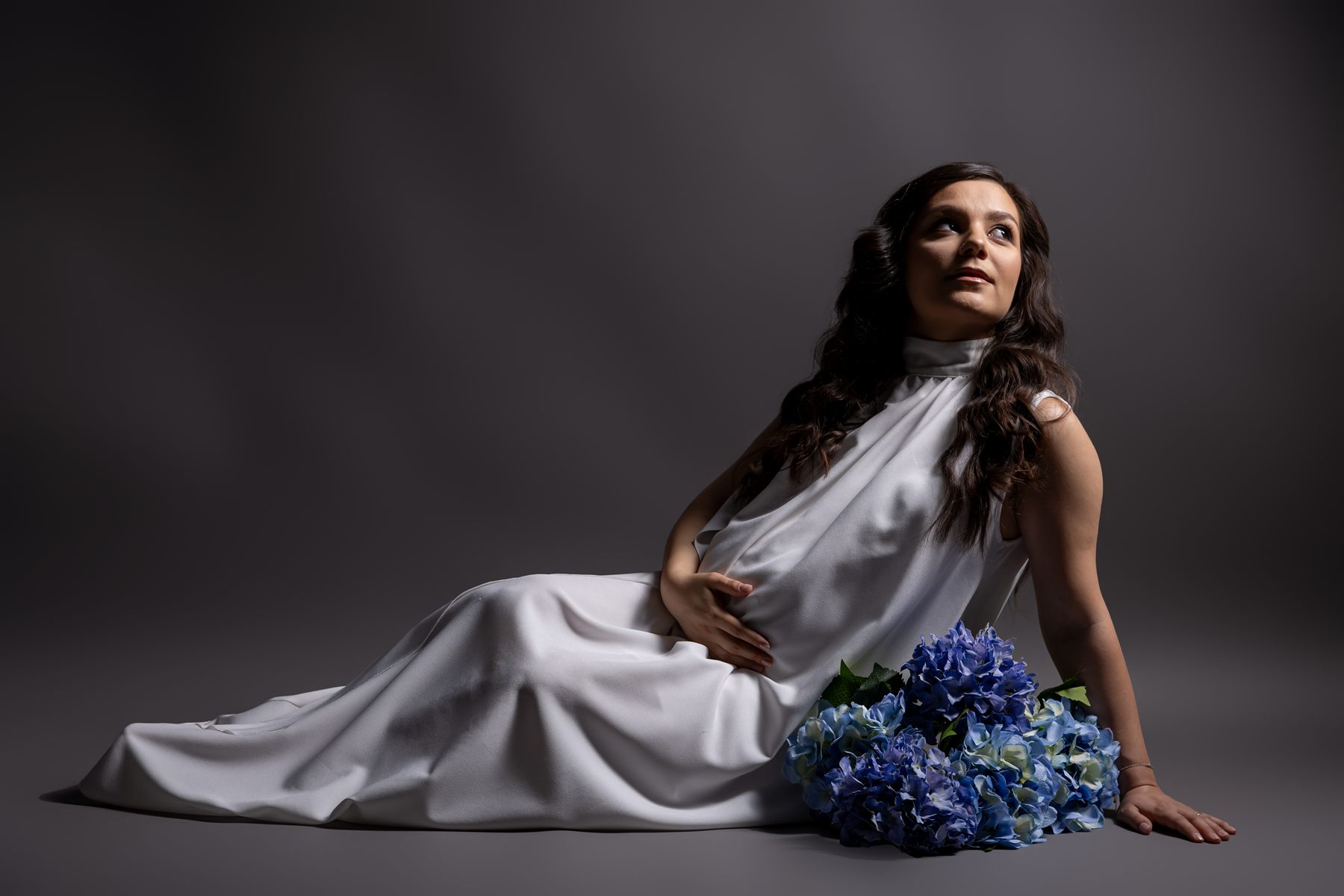 Viitoare mamă ținându-și burtica, lumină de studio — ședință foto maternitate, Oradea (16)