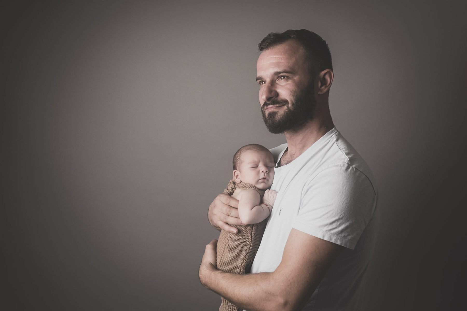 Prim-plan cu mâinile și trăsăturile nou-născutului — fotograf newborn Oradea (75)