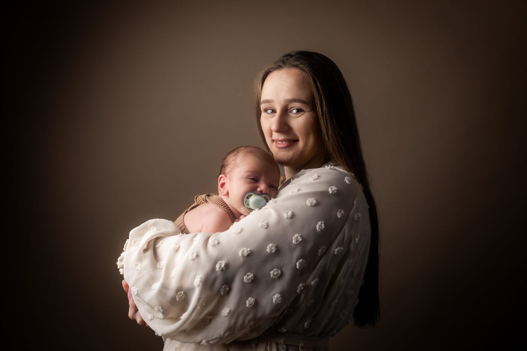 Bebeluș de câteva zile, ghemuit și adormit — ședință foto newborn în Oradea (66)