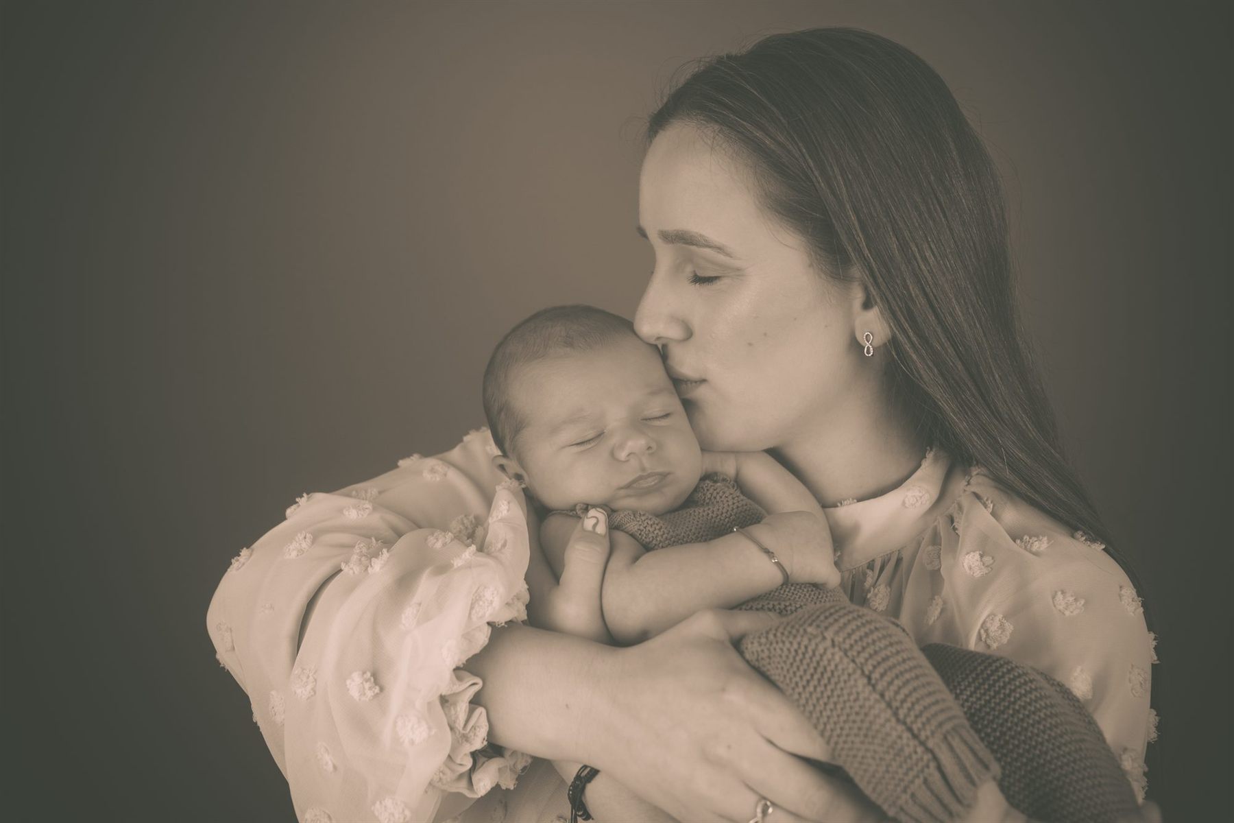 Bebeluș de câteva zile, ghemuit și adormit — ședință foto newborn în Oradea (73)