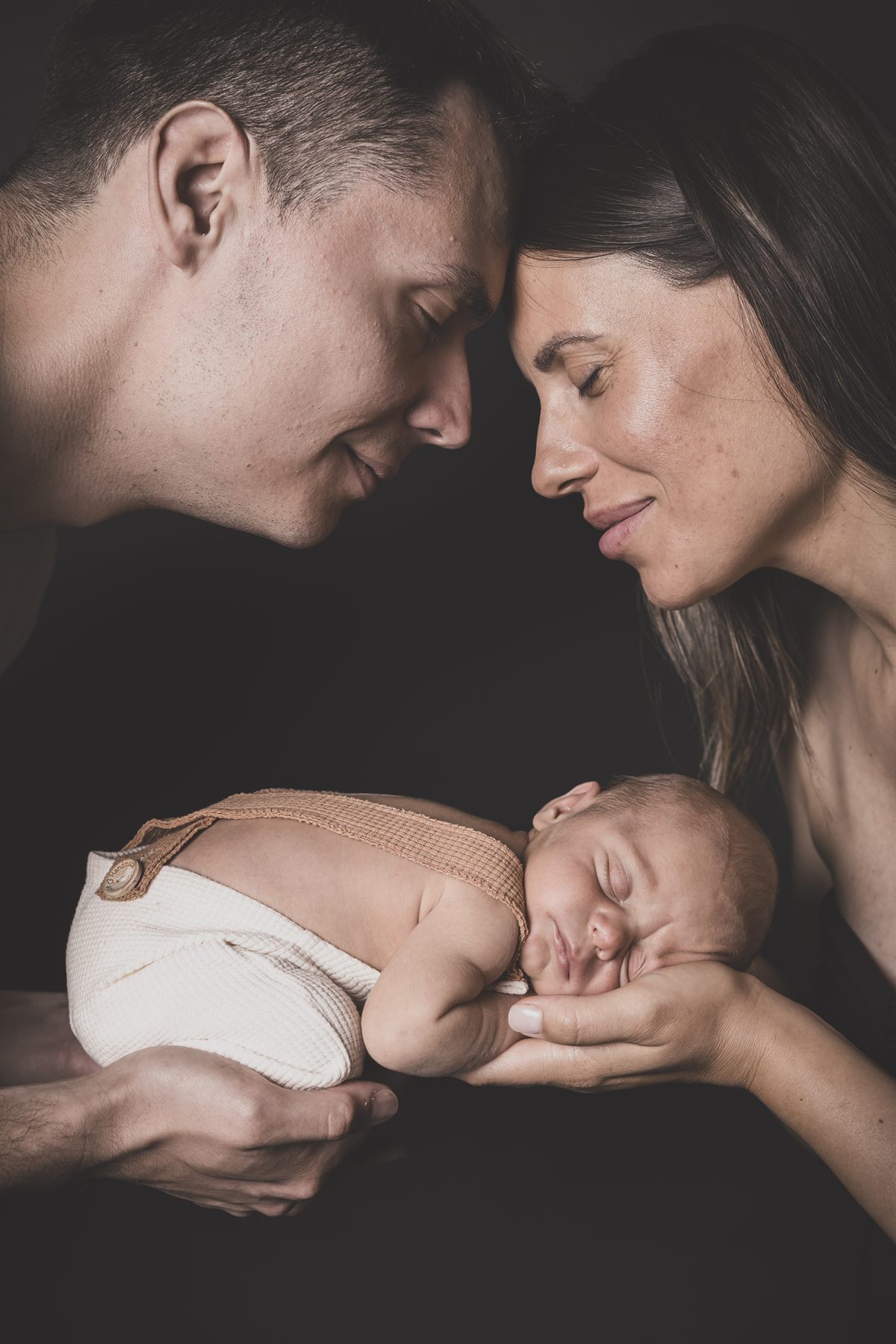 Bebeluș de câteva zile, ghemuit și adormit — ședință foto newborn în Oradea (6)
