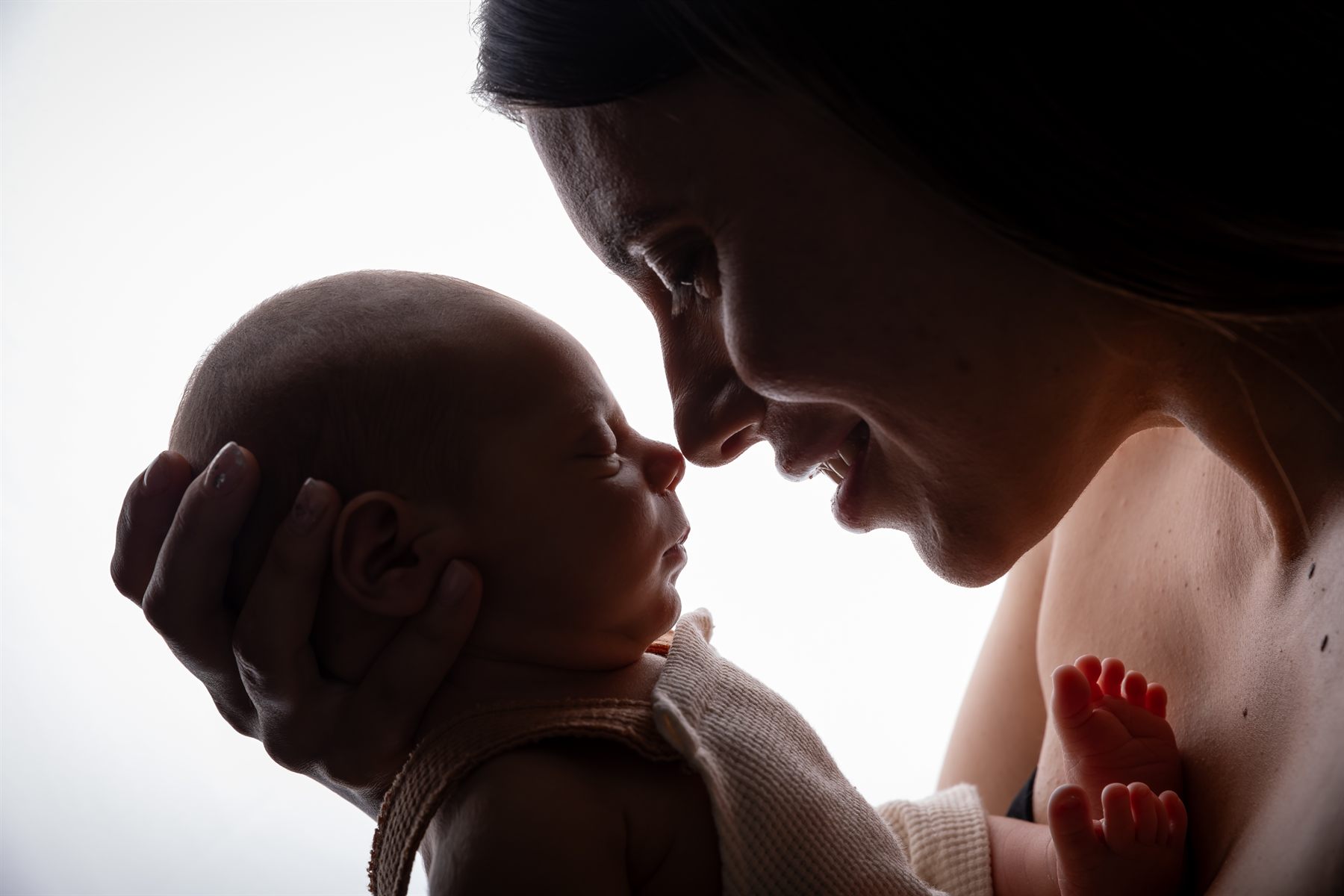 Nou-născut adormit, înfășurat în pătură moale — ședință foto newborn în studio în Oradea (7)