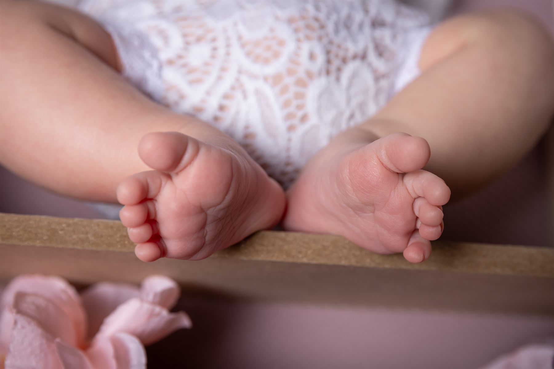 Mamă cu nou-născutul la piept, în tonuri calde — fotografie newborn, Bihor (9)