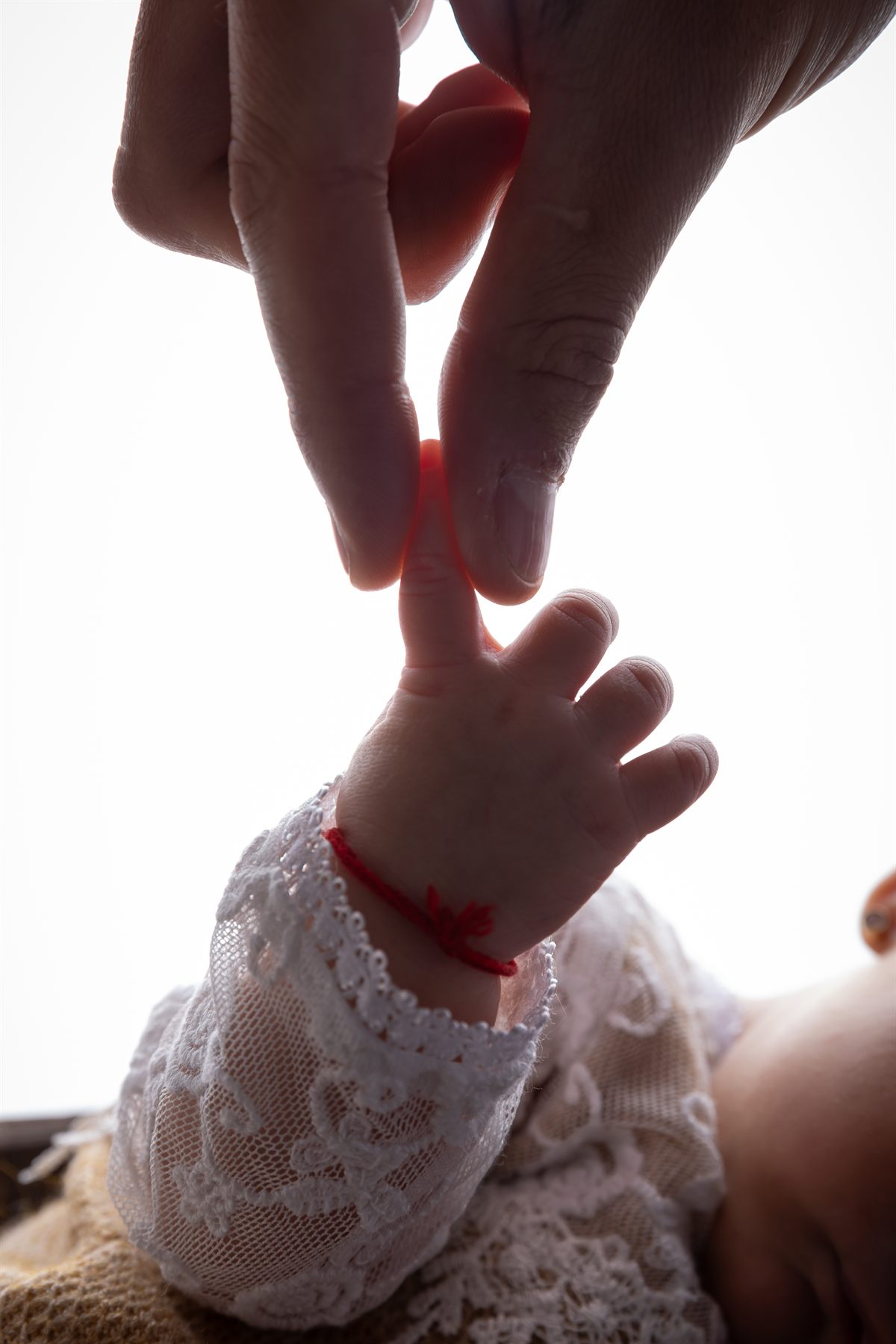 Prim-plan cu mâinile și trăsăturile nou-născutului — fotograf newborn Oradea (11)