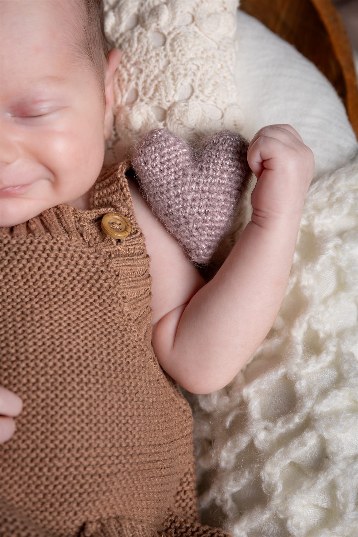 Detaliu cu piciorușul nou-născutului în mâna părintelui — fotografie newborn, Oradea (12)
