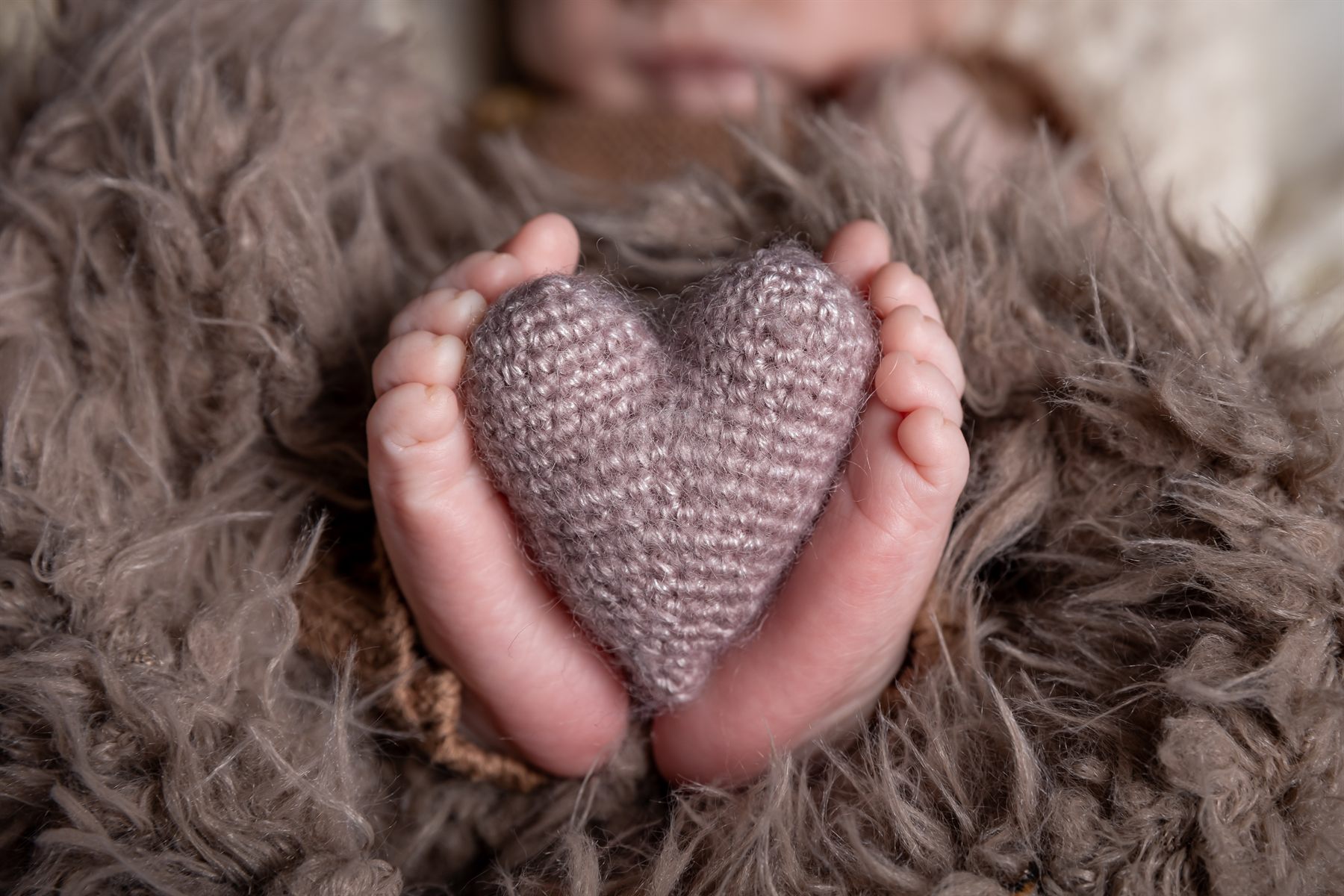 Prim-plan cu mâinile și trăsăturile nou-născutului — fotograf newborn Oradea (14)