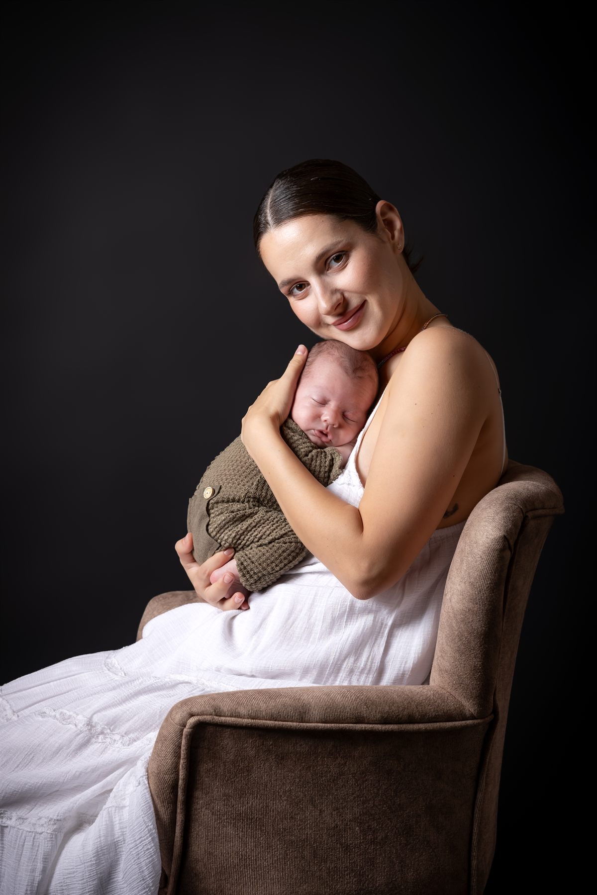 Mamă cu nou-născutul la piept, în tonuri calde — fotografie newborn, Bihor (15)