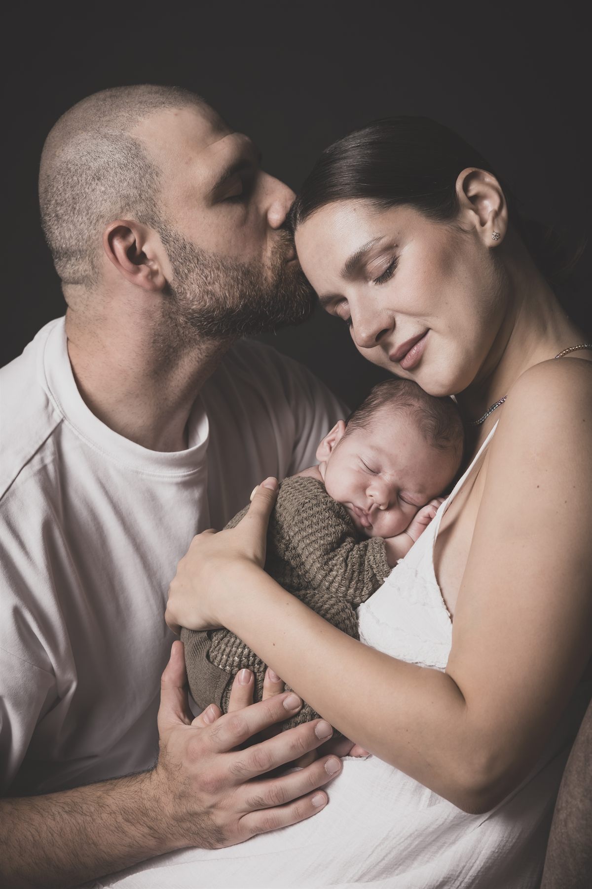 Detaliu cu piciorușul nou-născutului în mâna părintelui — fotografie newborn, Oradea (16)