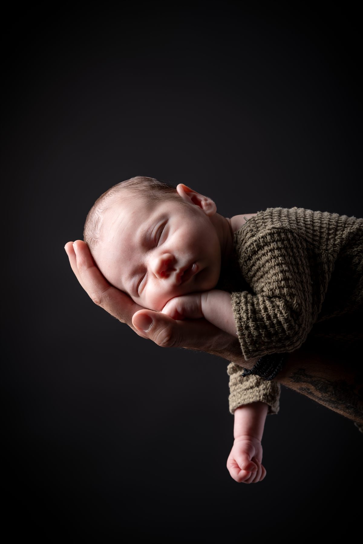 Nou-născut adormit, înfășurat în pătură moale — ședință foto newborn în studio în Oradea (18)