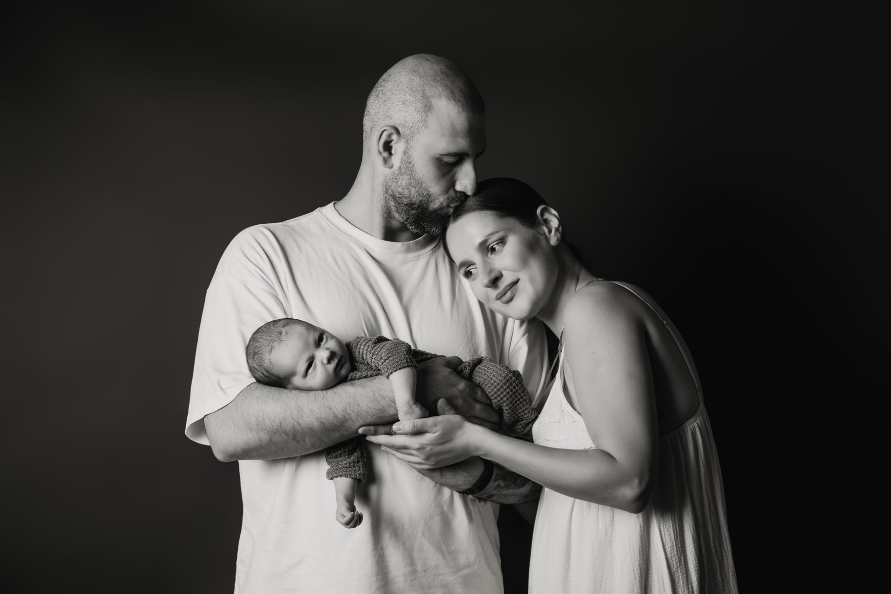 Nou-născut adormit, înfășurat în pătură moale — ședință foto newborn în studio în Oradea (19)