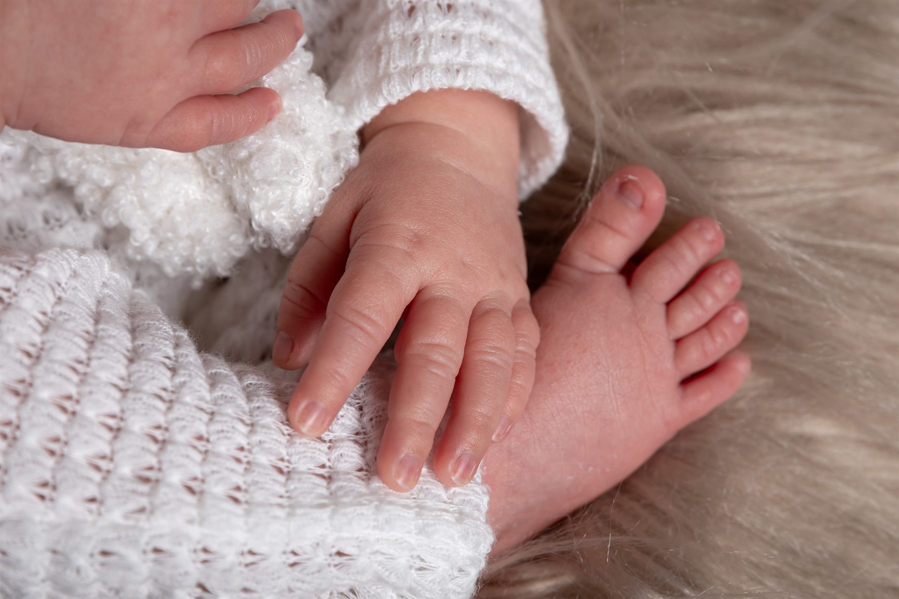 Mamă cu nou-născutul la piept, în tonuri calde — fotografie newborn, Bihor (23)