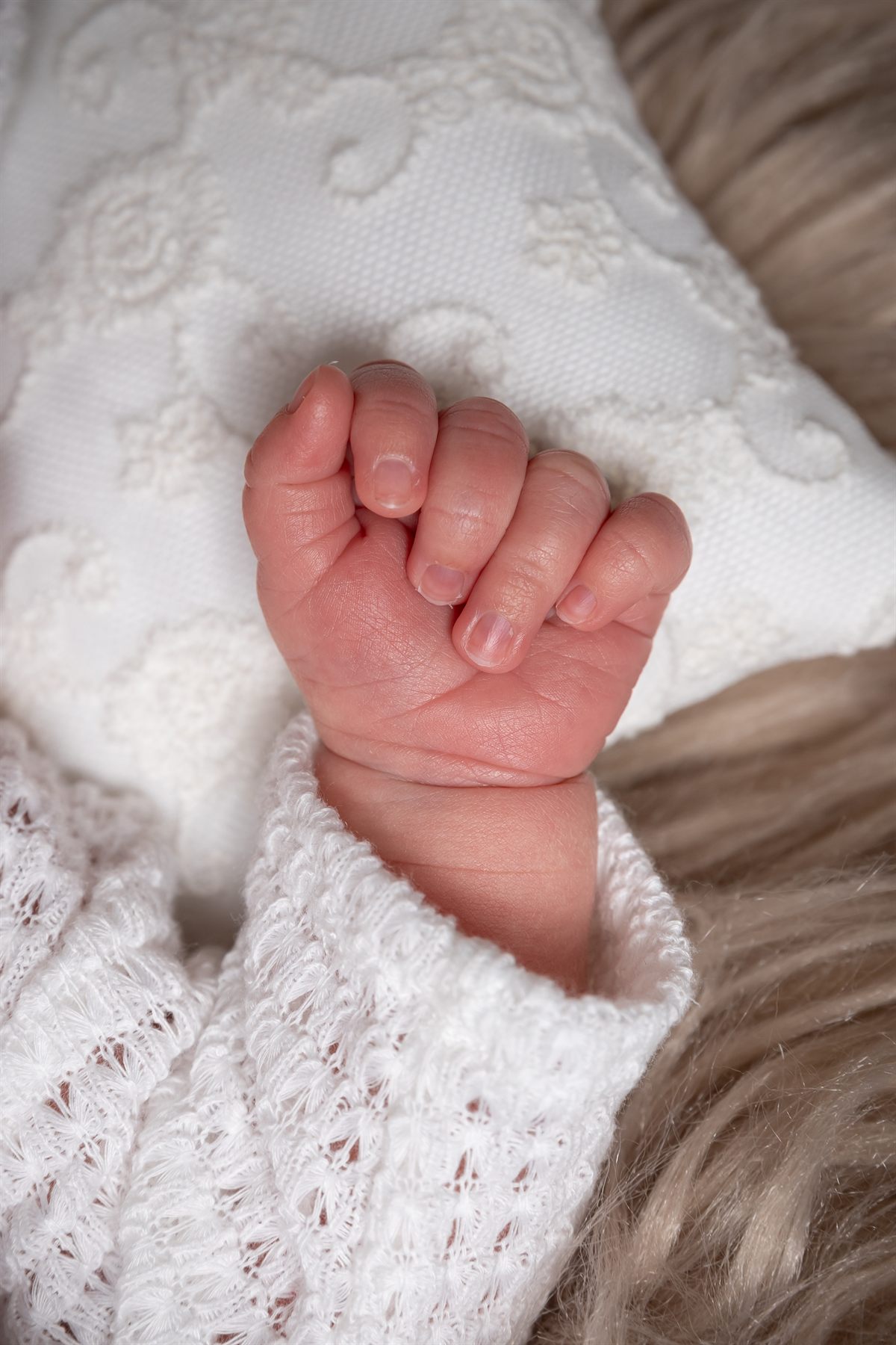 Prim-plan cu mâinile și trăsăturile nou-născutului — fotograf newborn Oradea (24)