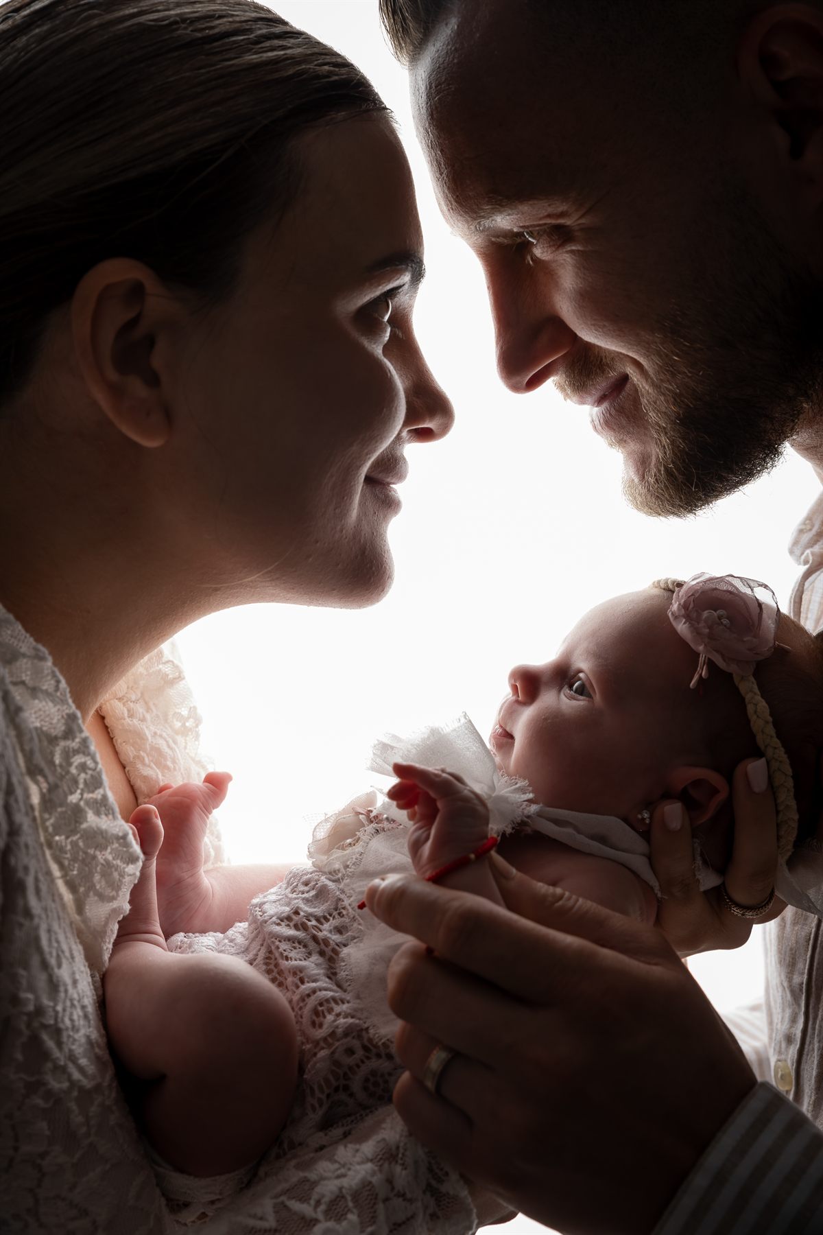 Prim-plan cu mâinile și trăsăturile nou-născutului — fotograf newborn Oradea (27)
