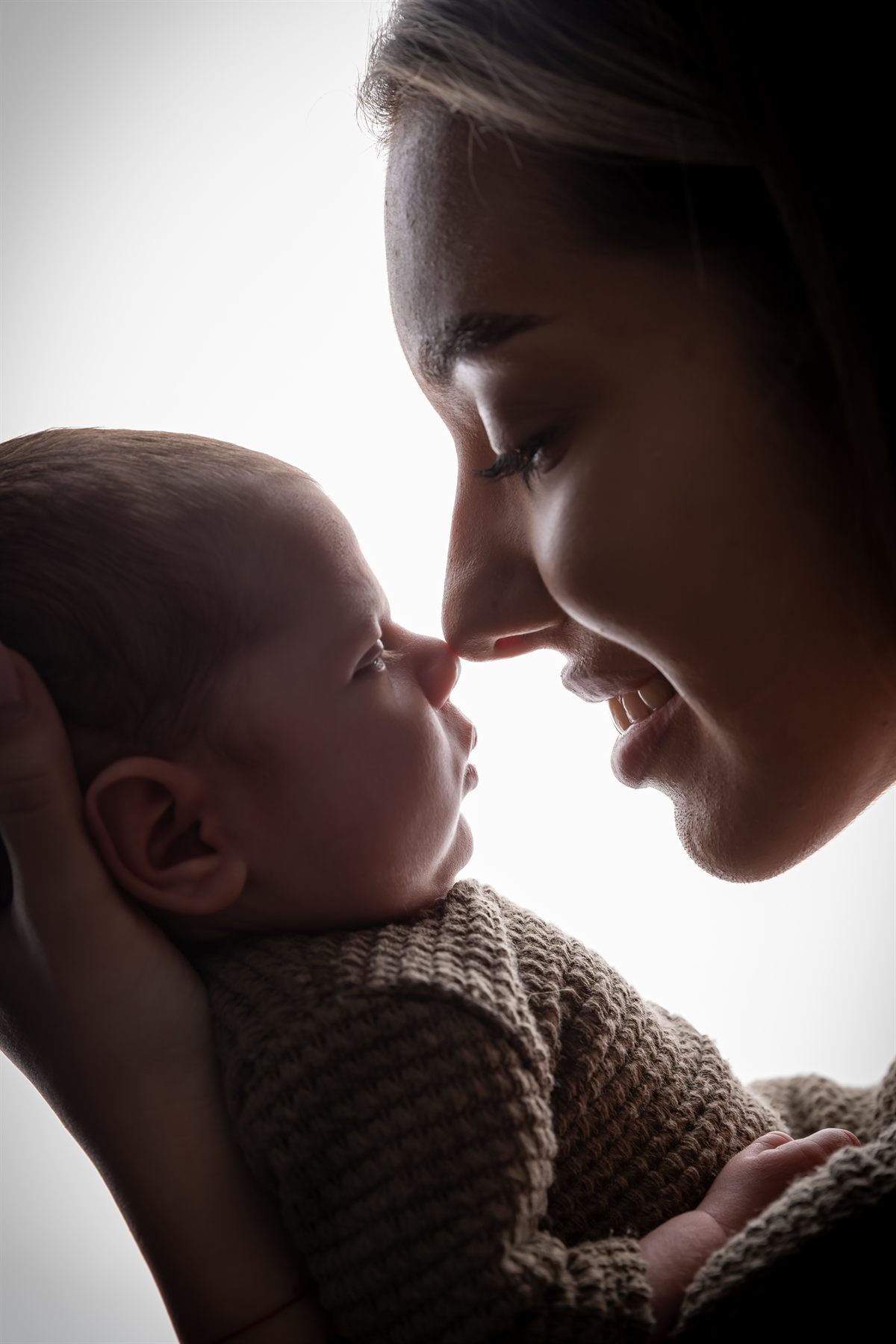 Părinți ținând în brațe nou-născutul, în lumină blândă — ședință newborn, studio Oradea (29)