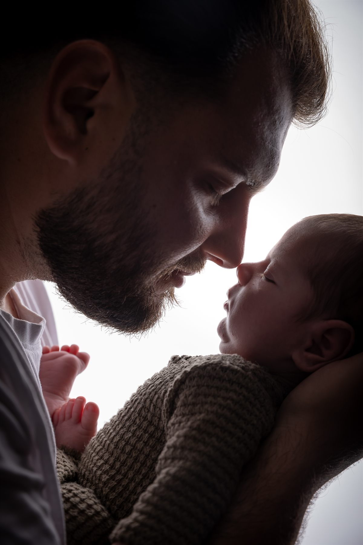 Părinți ținând în brațe nou-născutul, în lumină blândă — ședință newborn, studio Oradea (31)